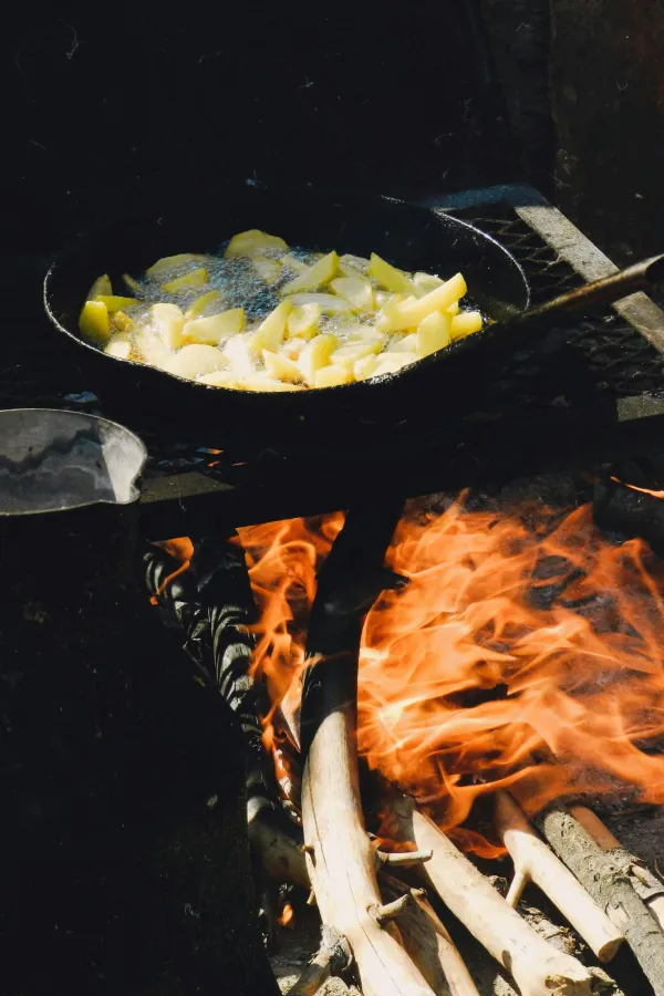 The Ultimate Guide to Cooking with Cast Iron: Do's, Don'ts and Health Benefits